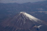 飛行機の窓から富士山を望む